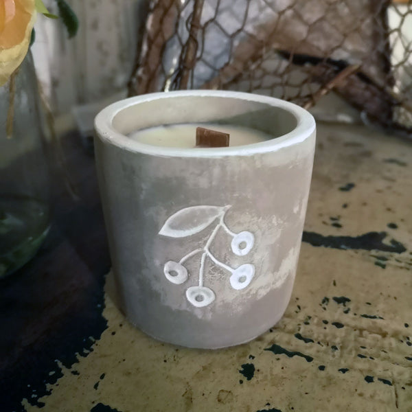 Medium Pot Wooden Wick Berries Concrete Candle - Juniper & Sweet Gin
